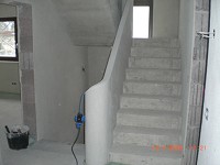 Eigenheimtreppe mit Zwischenpodest und Stahlbetongeländer